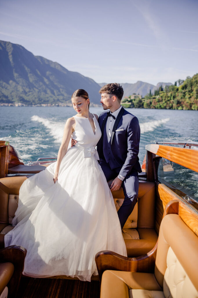 Hochzeitslocations am Comer See: 10 Luxus-Villen & Luxushotels mit direktem Seeblick am Comer See 26 Bootsfahrt Comer See - Luxushochzeiten in Italien