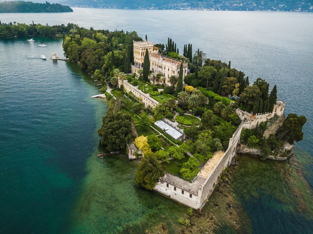 Heiraten am Gardasee, Italien - Alle Infos, Kosten & Hochzeitslocations 16 Drohnenaufnahme Isola del Garda
