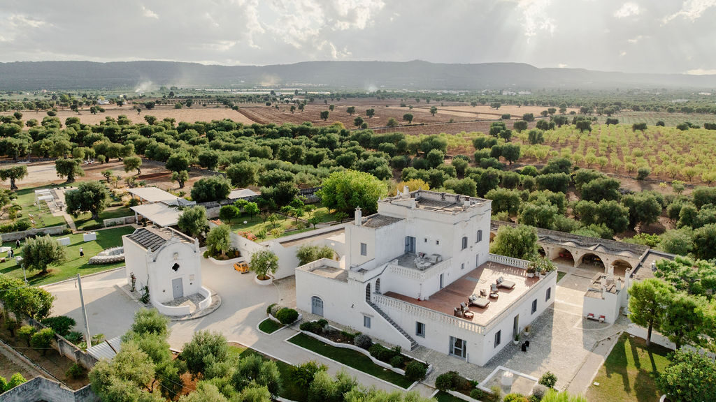 Heiraten in der Masseria San Giovanni: Der perfekte Ort für ein Hochzeitswochenende in Apulien 1 Luftaufnahme der Hochzeitslocation Masseria San Giovanni in Süditalien