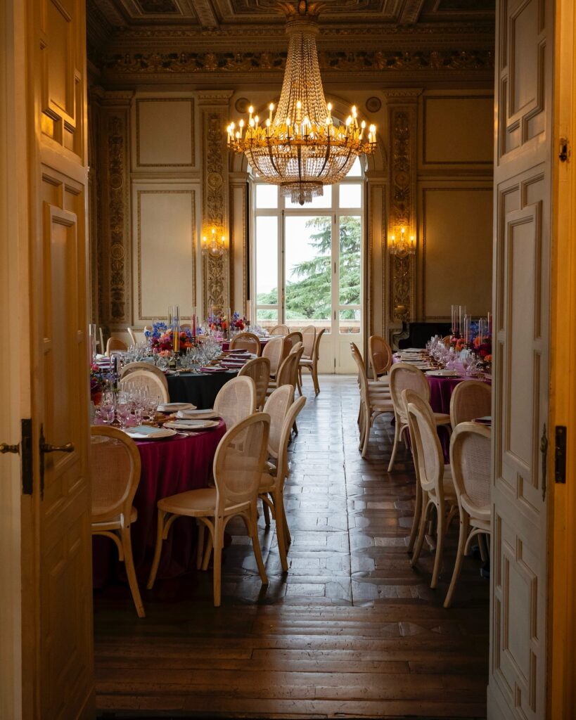 Villa Aurelia Rom Hochzeit: Planung, Ablauf und was diese Location besonders macht 6 Geschmückter Innenraum einer Luxushochzeitslocations