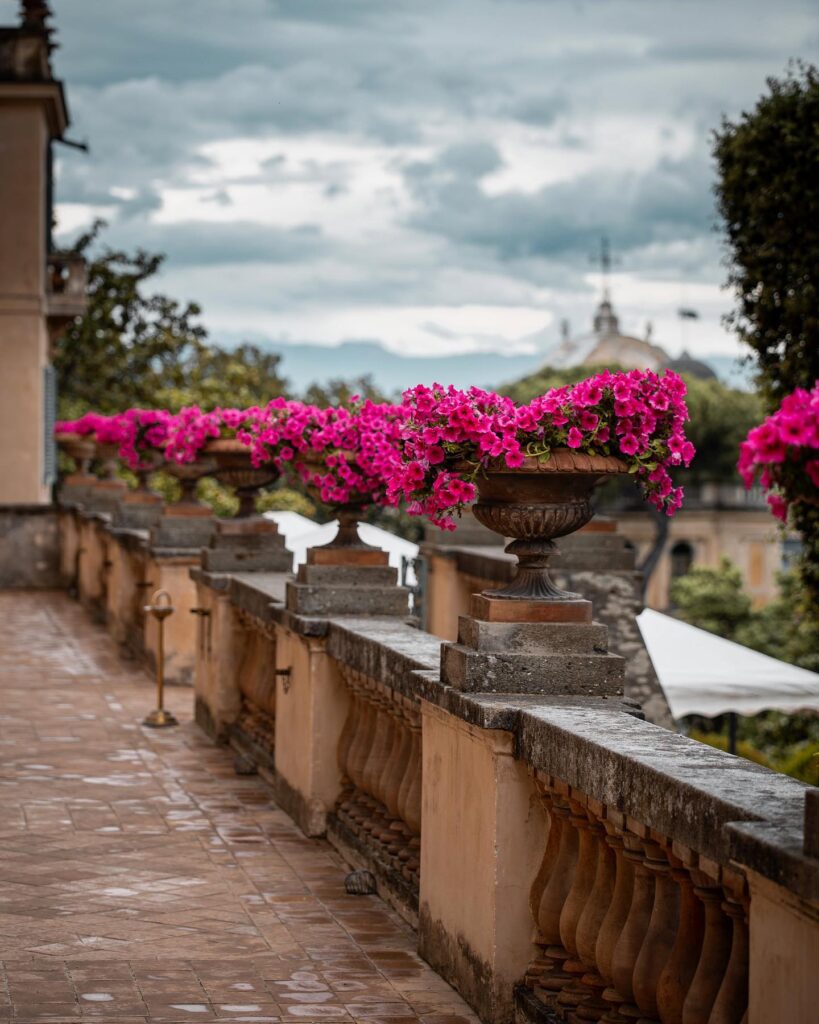Villa Aurelia Rom Hochzeit: Planung, Ablauf und was diese Location besonders macht 8 Pinke Blumen am Balkon einer Villa