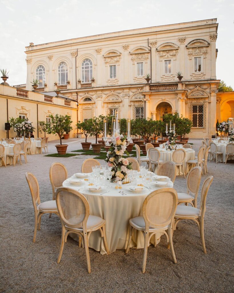 Villa Aurelia Rom Hochzeit: Planung, Ablauf und was diese Location besonders macht 1 Runde gedeckte Tische vor der Villa Aurelia in Rom